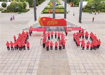 男子与女孩因座位发生冲突，妈妈霸气护女：你凭什么打我女儿
